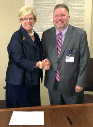 Tiffany Franks, Ed.D., and Russell Barksdale Jr. shake on their institutions’ new agreement. Tiffany Franks, Ed.D., and Russell Barksdale Jr. shake on their institutions’ new agreement.